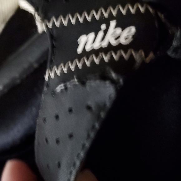 Womens Nike Flip-flops. Sz 8. Damage on one. See Photos. - Picture 7 of 7